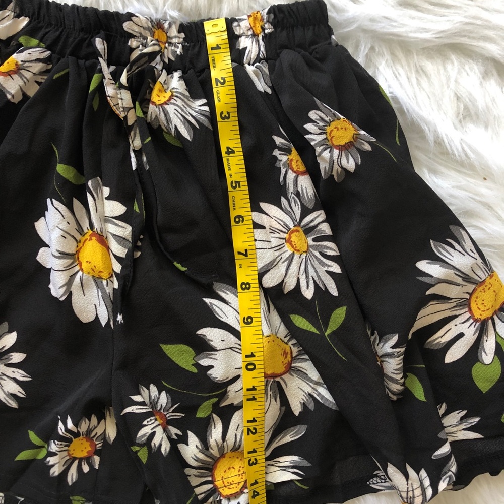 //VINTAGE// 1990s Daisy Drawstring Shorts - Picture 3 of 3